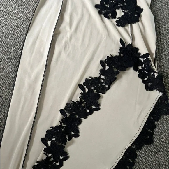 Elegant Black and Cream Floral Lace Dress - Picture 3 of 5